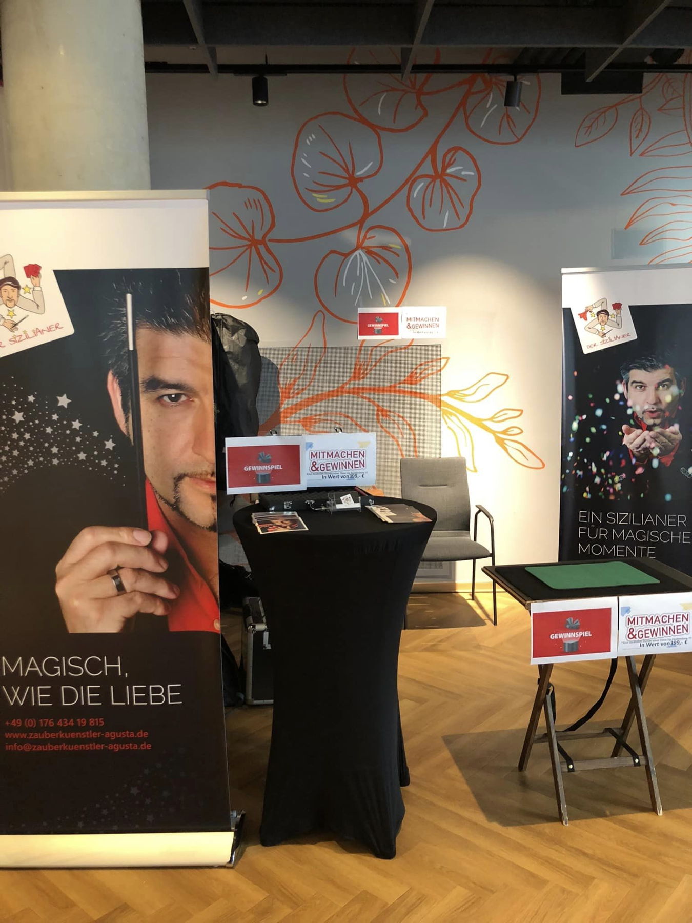 Zauberer auf einer Hochzeitsmesse.