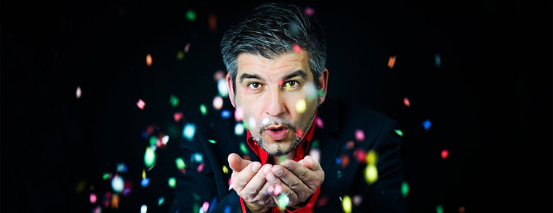 Michele pustet Konfetti in Richtung Zuschauer.